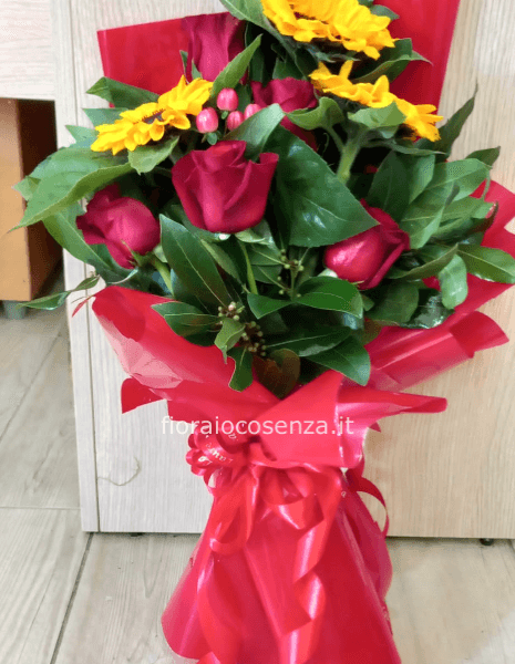 Rose rosse e girasoli