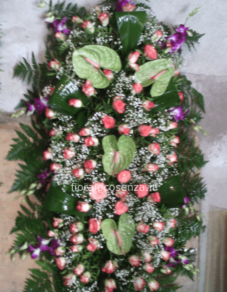 cuscino funebre con rose e anthurium