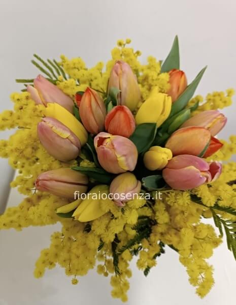 Bouquet tulipani e mimosa