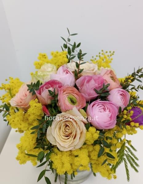 Bouquet ranuncoli e mimosa