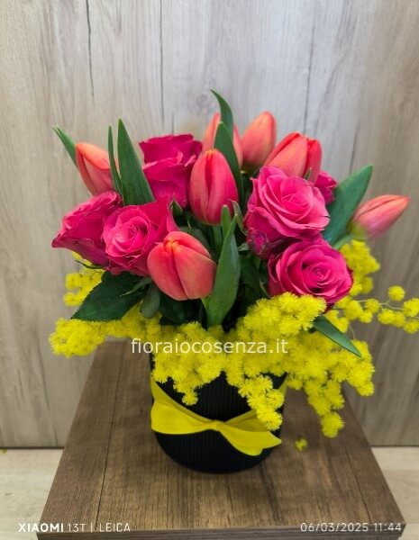 Box con rose, tulipani e mimosa