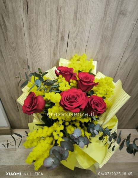 Cinque rose rosse e mimosa