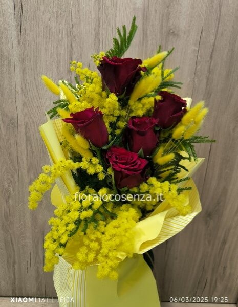 Mazzo rose rosse e mimosa