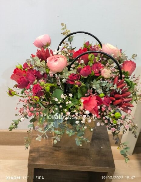 Borsetta floreale con rose spray rosse, anemoni rossi , ranuncoli rosa antico, peperoncini e gissofi