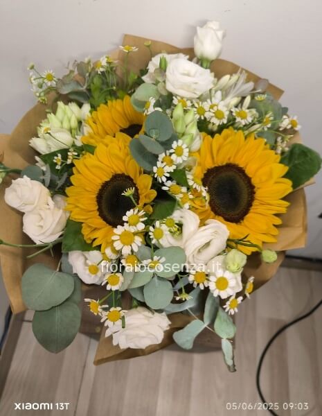 Bouquet girasoli lisiantus ornitogallum e Camomilla