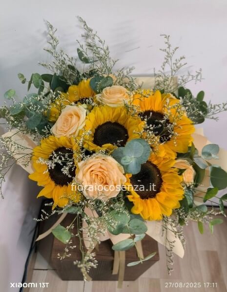 Bouquet di girasoli e rose pesco
