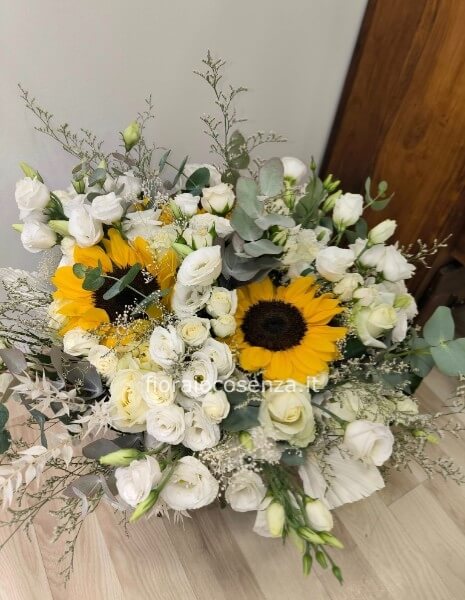 Mazzo lisiantus, rose e girasoli