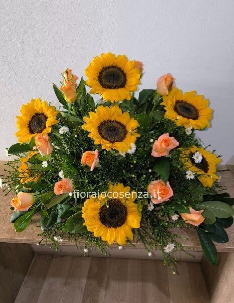 Composizione funebre con rose arancioni e girasole
