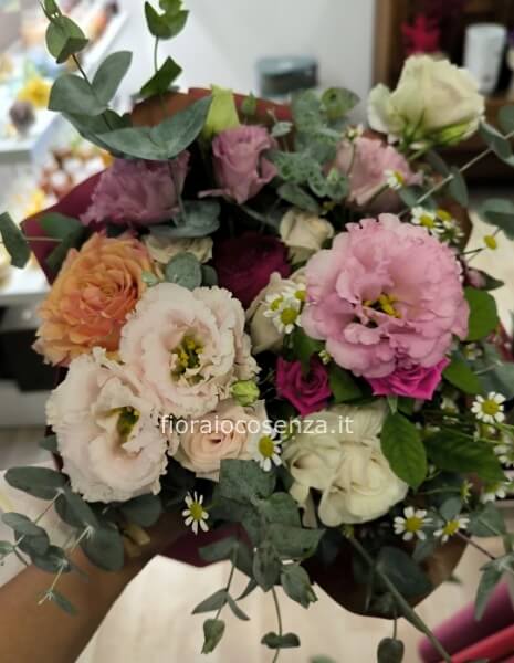 Bouquet di rose e Lisiantus 