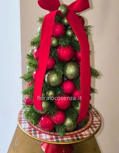 Albero natalizio di palline su alzata natalizia