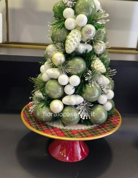 Alberino di natale di sfere in vetro su alzata natalizia