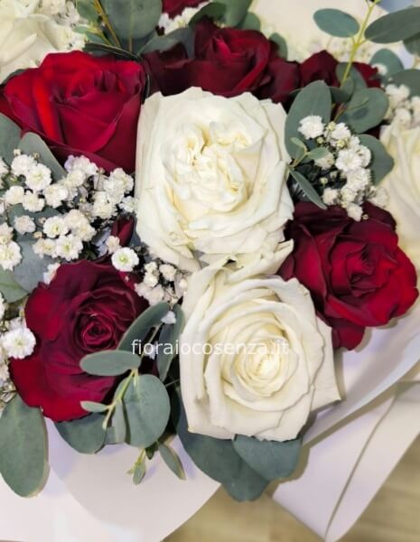 Bouquet di rose bianche e rosse