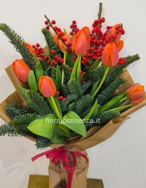 Mazzo Noel ilex e tulipani