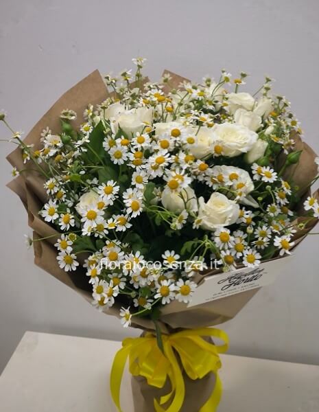 Bouquet roselline bianche e camomilla