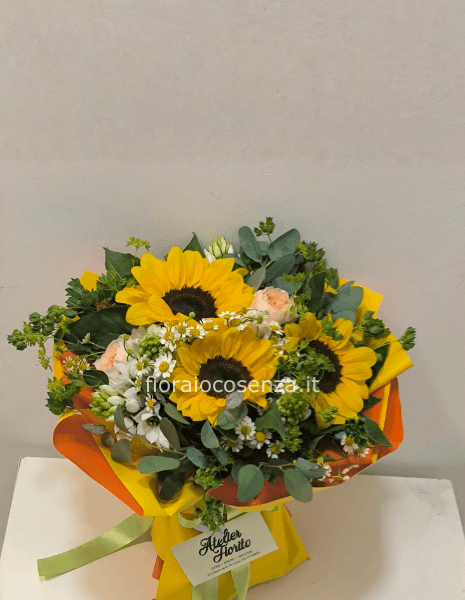 Bouquet girasoli, rose pesco, ornitogallum e limonium e eucalipto