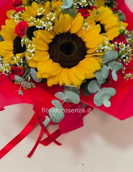 Bouquet di girasoli e rose spray